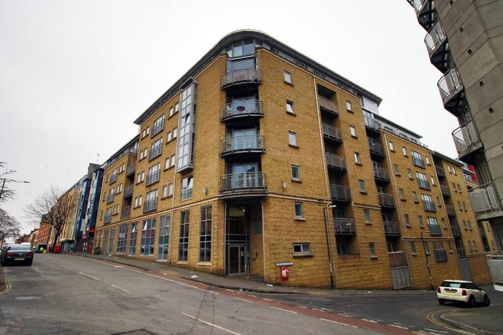 Hamilton Court 1Bedroom Apartment, Bright And Central Location With Balcony And Wi-Fi Бристол Екстериор снимка