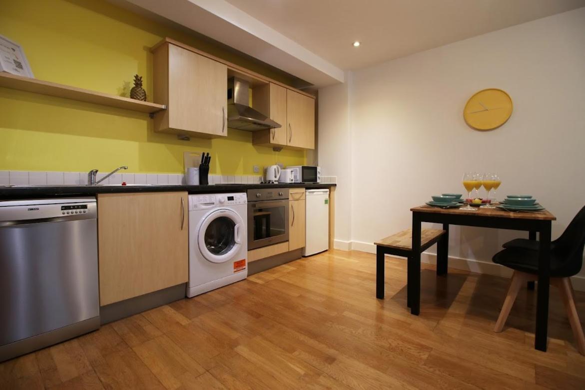 Bright 1Bedroom Apartment, Central Location With Balcony Бристол Екстериор снимка
